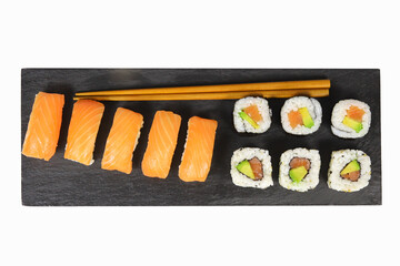 sushi et maki sur un fond blanc