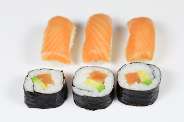 sushi et maki sur un fond blanc