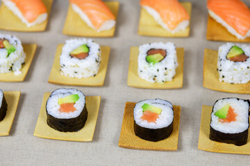 assiette de sushi et maki