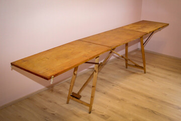 Maler und Tapezierutensilien und Details einer Tapeziertafel, Tapeziertisch