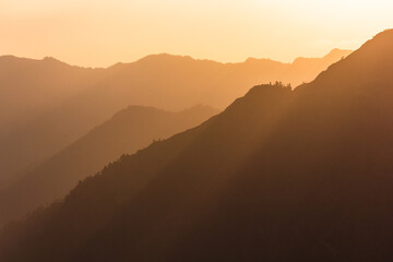 Obraz premium Evenigh light hitting Himalayan mountain silhouettes in Sarahan