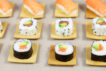 assiette de sushi et maki