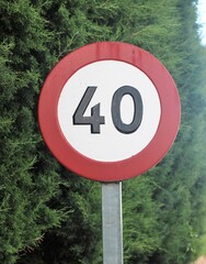 señal de tráfico que indica prohibición de circular a más de 40 kilometros por hora