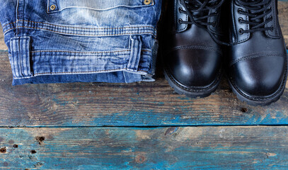 Jeansy i buty skorzane. Skora i jeansy.  Garderoba meska.  Poskladane spodnie meskie. © ff25