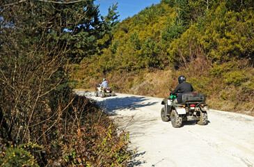 Ruta en quark por los caminos de montaña cerca de Cerdedelo en la provincia de Ourense, Galicia, norte de España