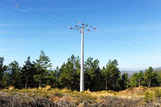 torre met&aacute;lica de una l&iacute;nea el&eacute;ctrica de alto voltaje en la monta&ntilde;a cerca del pueblo de Cerdedelo, provincia de Orense, Galicia, Espa&ntilde;a