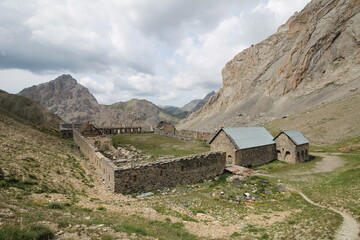 Camp militaire abandonné dans les Hautes-Alpes