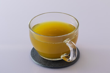 シンプルな緑茶と白背景