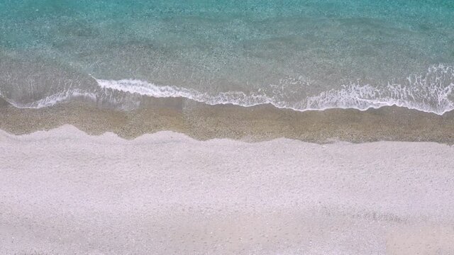 Vista verticale a occhi di uccello di una spiaggia e del mare 