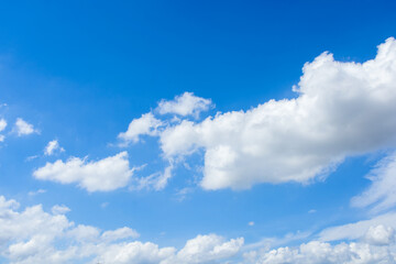 Obraz premium Cirrus and cumulus clouds on blue sky background.