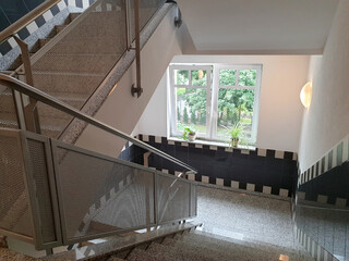 Modernes Treppenhaus Hausflur mit Fliesen und Granit