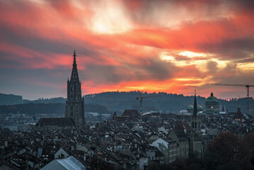 Obraz premium Blick über die Dächer der Altstadt von Bern im Sonnenuntergang