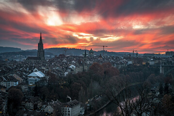 Naklejka premium Blick über die Dächer der Altstadt von Bern im Sonnenuntergang