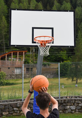 giocare a basket pallacanestro sport tempo libero 