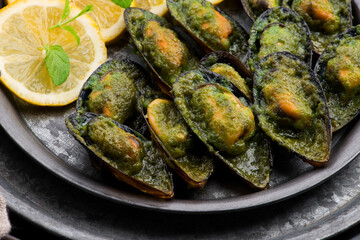 seafood mussels with lemon and garlic