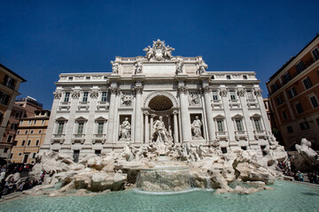 Naklejka na ściany i meble Fontana di trevi a Roma in una giornata solata con il cielo blu