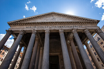 Il Panteon a Roma, ropeso in prospettiva dal basso isolato su cielo blu
