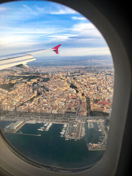 Citt&agrave; di Cagliari vista dall'alto dal finestrino di un aereo