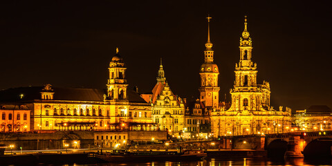 Fototapeta na wymiar Dresden bei Nacht - Ständehaus, Residenzschloss und Hofkirche bei Nacht, historische Altstadt von Dresden, Sachsen, Deutschland.