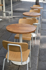 Tables et chaises en bois