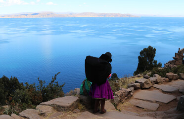 Fototapeta premium Inhabitant of the island of Titicaca descends towards the sea