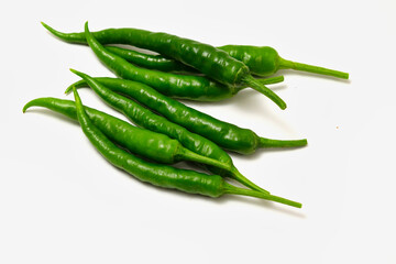 白背景の青唐辛子　コピースペースあり Green chili peppers (chile verde) on white background with copy space