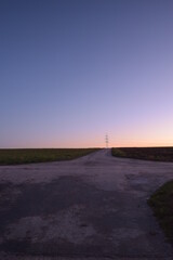 Strommast in blauer Stunde