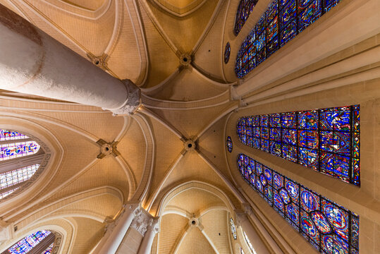 Vo&ucirc;t&eacute;s et vitraux de la cath&eacute;drale de Chartres