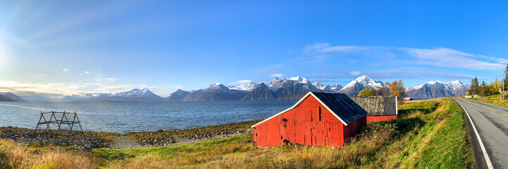 Fototapeta na wymiar Typischen Norweger Haus mit Fjord Panorama am Lyngen Fjord, Nord Norwegen