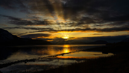 Sonnenuntergang über dem Fjord bei Oksfjordhamm, Finnmark, Norwegen