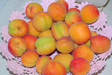 Fototapeta na wymiar basket of peaches
