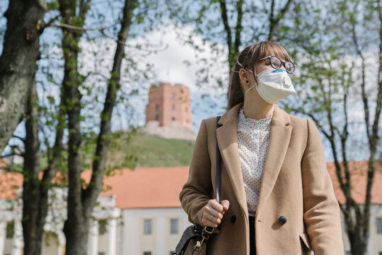 Woman wearing FFP2 mask looking sideways in the city