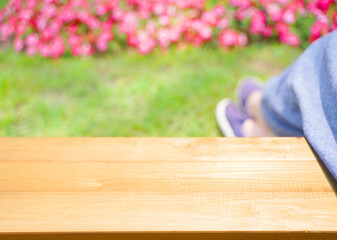 商品背景　花壇とベンチに座る休憩中の女性