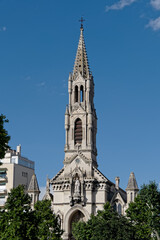 Fototapeta na wymiar Haute flèche de l'église Ste Perpétue et Ste Félicité de Nîmes - Gard - France