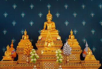 Obraz premium Golden Buddha statue in temple of Thailand.