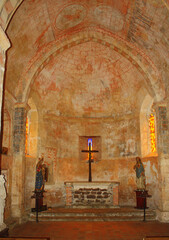 Altarraum einer kleinen Kirche aus dem frühen Mittelalter. 10 Jahuhundert. Lugos, Süd Frankreich.