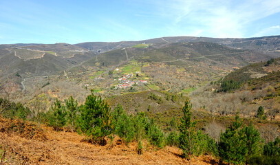 
Paisaje otoñal de las montañas en el Camino de Santiago, Camino Sanabres, cerca de Laza, provincia de Orense, Galicia, España