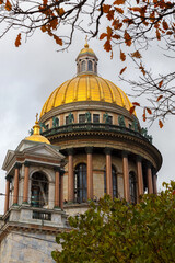 Obraz premium The dome of St. Isaac's Cathedral in St. Petersburg in the fall