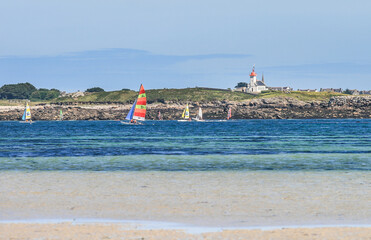 vue sur l'océan et un phare en bretagne
