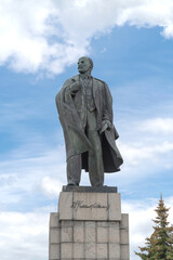 Naklejka premium Monument to Ulyanov Lenin.