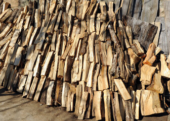 leña cortada para el invierno en una casa en Laza provincia de Orense, Galicia, España