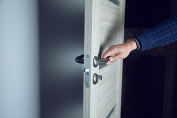 Obraz premium man hand in wooden door
