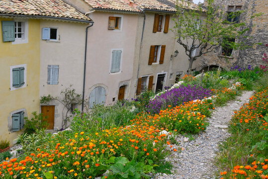 Vieux village fleuri de Banon (04150), d&eacute;partement des Alpes-de-Haute-Provence en r&eacute;gion Provence-Alpes-C&ocirc;te-d'Azur, France.