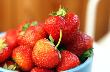 Fototapeta na wymiar plate with a mound of freshly picked strawberries
