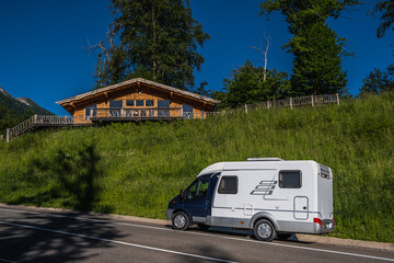Obraz premium Dom na kołach. Kamper. Rv. Obozowicz. Odpocznij w górach. Furgonetka mieszkalna. Niezależność. Wysokie góry. Wolność. Turystyka. Podróż.