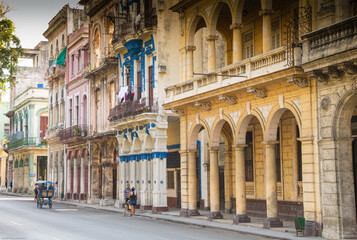 Fototapeta na wymiar Quiet street with multi-colored Colonial Architecture in Havana, Cuba