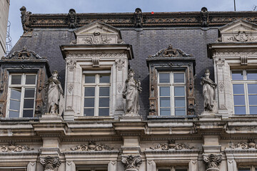 Fototapeta na wymiar Paris Hotel-de-Ville architectural fragments. Paris Hotel-de-Ville - Neo-Renaissance building of City Hall. Paris's City administration has been located on the same location since 1357. Paris, France.