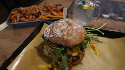 Burger mit Pommes - Yummy