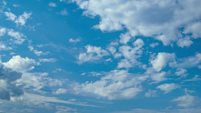 SommerSEO - Weiße Wolken ziehen im Zeitraffertempo über den blauen Sommerhimmel