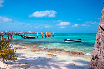 See the Streets, beachs and all the beauty of Colômbia in this photo. San Andrés Island, Colômbia
